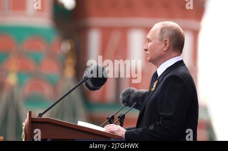 Mosca, Russia. 09th maggio 2022. Il presidente russo Vladimir Putin ha indetto un discorso durante la sfilata militare annuale della Giornata della Vittoria del 77th che celebra la fine della seconda guerra mondiale alla Piazza Rossa, il 9 maggio 2022 a Mosca, Russia. Credit: Mikhail Metzel/Kremlin Pool/Alamy Live News Foto Stock