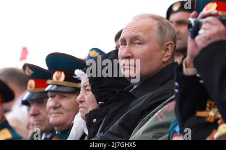 Mosca, Russia. 09th maggio 2022. Il presidente russo Vladimir Putin siede nello stand di revisione con i veterani all'inizio della sfilata militare annuale della Giornata della Vittoria 77th che celebra la fine della seconda guerra mondiale alla Piazza Rossa, il 9 maggio 2022 a Mosca, Russia. Credit: Mikhail Metzel/Kremlin Pool/Alamy Live News Foto Stock