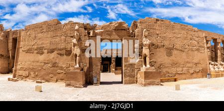 La Grande Corte di Amun ingresso nel complesso del Tempio di Karnak, Luxor, Egitto Foto Stock