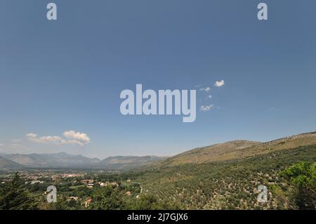 AMASENO si trova nella Valle Amaseno, tra gli Ausoni (a est-sud-ovest) e i monti Lepini (a nord). Foto Stock