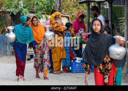 Satkhira, Bangladesh. 6th maggio 2022. Persone che ritornano dalla raccolta di acqua potabile da una pianta ad osmosi inversa istituita da un'organizzazione non governativa locale (ONG) a Shyamnagar Gabura nel distretto di Satkhira, Bangladesh. (Credit Image: © Piyas Biswas/SOPA Images via ZUMA Press Wire) Foto Stock