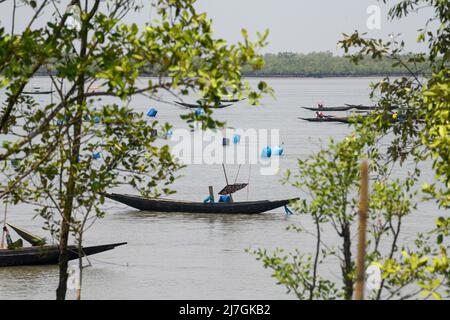 Satkhira, Bangladesh. 6th maggio 2022. Gli abitanti del Bangladesh hanno visto la pesca sulla barca nel fiume Kholpatua vicino alla foresta Sundarban a Shyamnagar nel distretto di Satkhira, Bangladesh. (Credit Image: © Piyas Biswas/SOPA Images via ZUMA Press Wire) Foto Stock