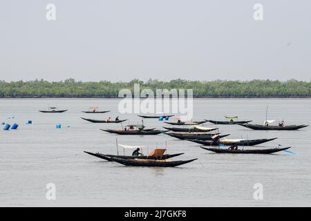 Satkhira, Bangladesh. 6th maggio 2022. Gli abitanti del Bangladesh hanno visto la pesca sulle barche nel fiume Kholpatua vicino alla foresta Sundarban a Shyamnagar nel distretto di Satkhira, Bangladesh. (Credit Image: © Piyas Biswas/SOPA Images via ZUMA Press Wire) Foto Stock