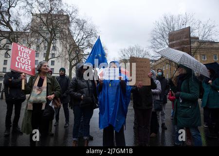 I partecipanti contro l'attuale governo del partito conservatore si riuniscono durante il loro incontro di Take Back Democracy United contro Johnson nel centro di Londra. Foto Stock