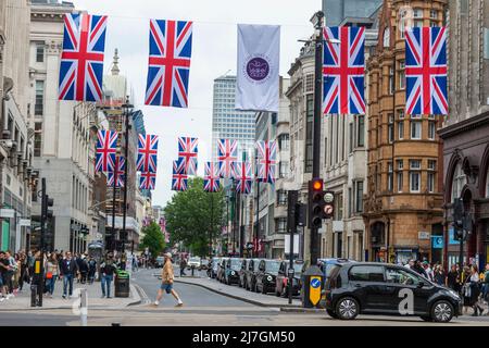 Londra, Regno Unito. 9 maggio 2022. Bandiere e striscioni sono stati messi su Oxford Street vicino a Oxford Circus in vista delle celebrazioni del Giubileo del platino della Regina alla fine del mese. Credit: Stephen Chung / Alamy Live News Foto Stock