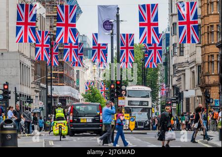Londra, Regno Unito. 9th maggio 2022. Union Jack in Oxford Street - un'altra parte delle celebrazioni in via di sviluppo per il Giubileo del platino. Credit: Guy Bell/Alamy Live News Foto Stock