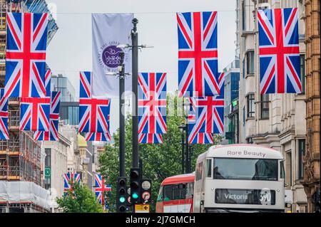 Londra, Regno Unito. 9th maggio 2022. Union Jack in Oxford Street - un'altra parte delle celebrazioni in via di sviluppo per il Giubileo del platino. Credit: Guy Bell/Alamy Live News Foto Stock