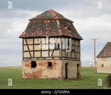 Auligk bei Groitzsch Sachsen Bildnr 1140 verlassenes Rittergut Taubenhaus auch Zwergenhaus genannt Foto Stock