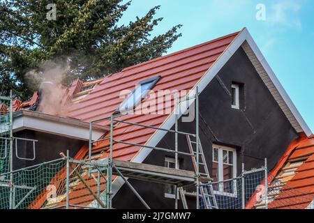I tetti lavorano su una casa cittadina a tetto Foto Stock