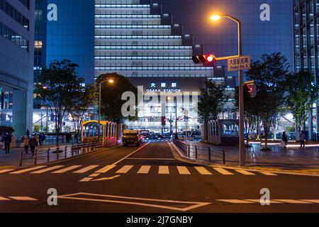 Osaka, Giappone - 1 maggio 2022: Incrocio vuoto di fronte alla Stazione JR di Osaka di notte Foto Stock