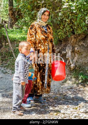 26 agosto 2016, villaggio di Margib, Tagikistan: Bambini con la loro nonna in un piccolo villaggio nella regione di Yaghnob del Tagikistan Foto Stock