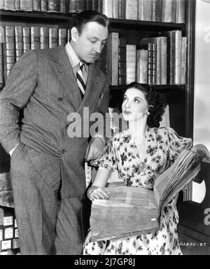 JOHN BARRYMORE e la sua moglie ELAINE BARRIE nel 4th nel 1939 nella biblioteca della sua casa di Hollywood Bella Vista a 6 Tower Road Beverly Hills California Pubblicità per Paramount Pictures Foto Stock