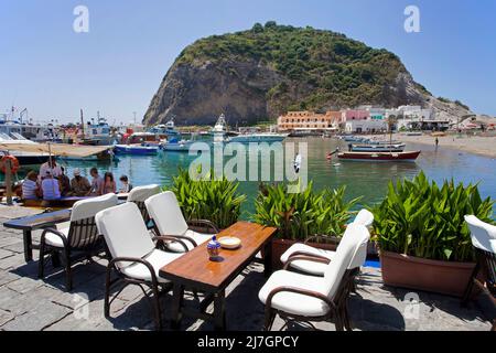 Blick von einer Strandbar auf das malerisches Fischerdorf Sant' Angelo, Ischia, Golf von Neapel, Kampanien, Italien, Mittelmeer, Europa | Vista da a Foto Stock