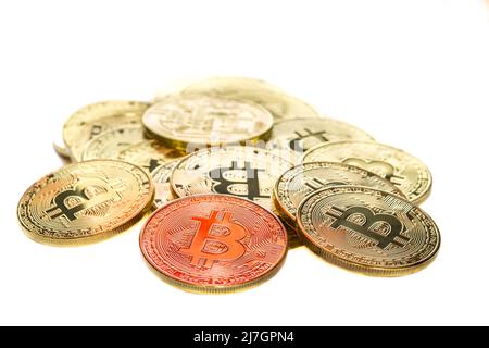 La criptovaluta Bitcoin primo piano con una moneta rossa significa un calo del mercato dell'orso nel mercato dell'orso dei prezzi di scambio Foto Stock