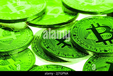 Bitcoin Cryptocurrency colorato di verde per indicare l'aumento dei prezzi bull mercato primo piano su schermo intero Foto Stock