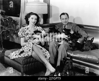 JOHN BARRYMORE nel 1939 con la sua moglie ELAINE BARRIE 4th circondato dai loro cani alla sua casa di Hollywood Bella Vista a 6 Tower Road Beverly Hills California Pubblicità per Paramount Pictures Foto Stock