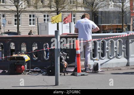 Copenaghen/Danimarca/09 maggio 2022/. Lavoro uomo che lavora su hojbro ponte lavaggio e nuova vernice su brige a Copenaghen. (Foto..Francis Dean/Dean Pictures) Foto Stock