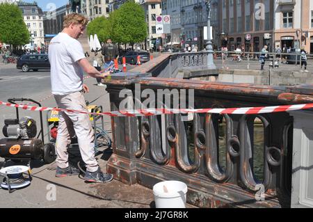 Copenaghen/Danimarca/09 maggio 2022/. Lavoro uomo che lavora su hojbro ponte lavaggio e nuova vernice su brige a Copenaghen. (Foto..Francis Dean/Dean Pictures) Foto Stock