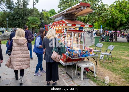 Le persone che ordinano nel popcorn stand al Dinosaur Festival nella città di Katerini, in Grecia Foto Stock