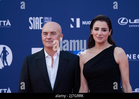 Roma, Italia, 3 maggio 2022 - Luisa Ranieri con Luca Zingaretti partecipa al tappeto rosso al premio 'David di Donatello' 2022. Credits: Luigi de Pompeis/Alamy Live News Foto Stock