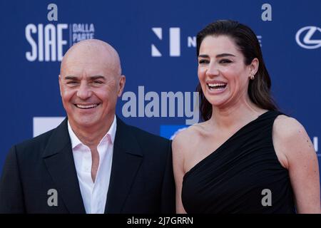 Roma, Italia, 3 maggio 2022 - Luisa Ranieri con Luca Zingaretti partecipa al tappeto rosso al premio 'David di Donatello' 2022. Credits: Luigi de Pompeis/Alamy Live News Foto Stock