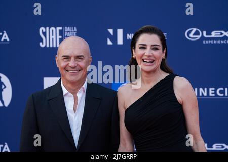 Roma, Italia, 3 maggio 2022 - Luisa Ranieri con Luca Zingaretti partecipa al tappeto rosso al premio 'David di Donatello' 2022. Credits: Luigi de Pompeis/Alamy Live News Foto Stock