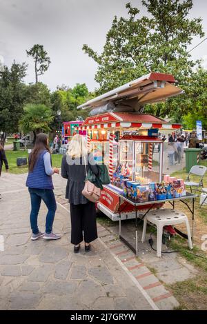 Le persone che ordinano nel popcorn stand al Dinosaur Festival nella città di Katerini, in Grecia Foto Stock