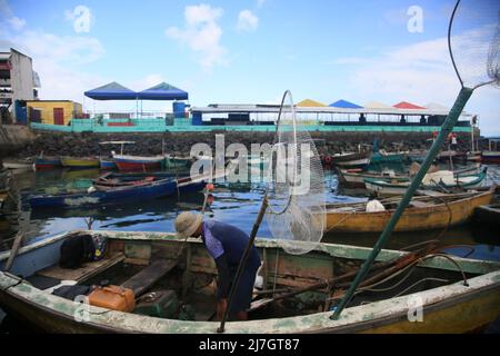 salvador, bahia, brasile - 30 aprile 2021: Barche da pesca in un porto vicino alla fiera di Sao Joaquim nella città di Salvador. Foto Stock