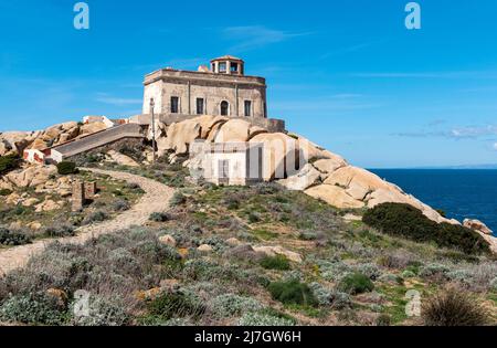 Antico Semaforo - Vecchio edificio del Faro di Capo testa, Sardegna, Italia Foto Stock