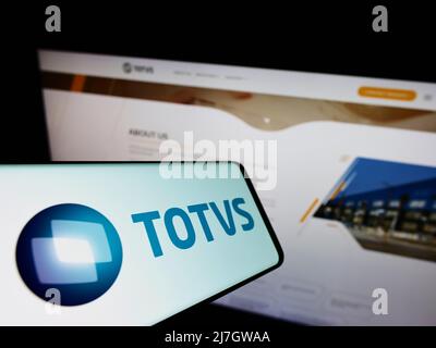 Telefono cellulare con logo della società software brasiliana TOTVS S.A. sullo schermo di fronte al sito web aziendale. Concentratevi sul centro-destra del display del telefono. Foto Stock