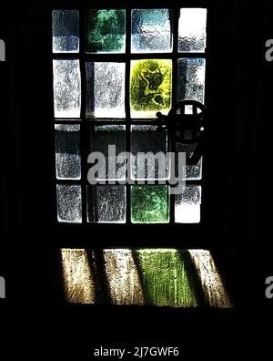 Arte digitale, finestra medievale con piombo, luce riflessa dal giardino all'esterno creando ombre. Copertina del libro, editoriale, ispirata a San Bartolomeo il Grande Foto Stock