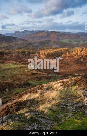 L'epica immagine del paesaggio del tramonto autunnale da Holme è caduta guardando verso Coniston Water nel Lake District Foto Stock