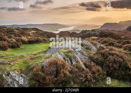 L'epica immagine del paesaggio del tramonto autunnale da Holme è caduta guardando verso Coniston Water nel Lake District Foto Stock