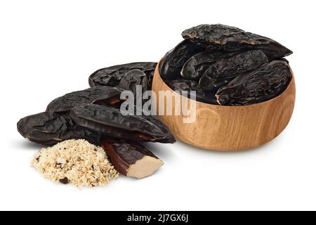 Fagiolo Tonka in ciotola di legno isolato su sfondo bianco con percorso di taglio e profondità di campo completa. Fagiolo di Dipteryx odorata Foto Stock