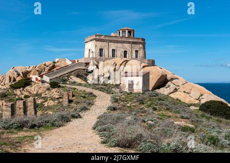 Antico Semaforo - Vecchio edificio del Faro di Capo testa, Sardegna, Italia Foto Stock