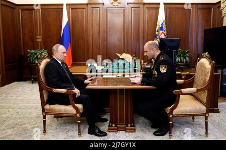 Mosca, Russia. 09th maggio 2022. Il presidente russo Vladimir Putin ha un incontro faccia a faccia con Artem Zhoga, padre di Vladimir Zhoga, comandante del battaglione Sparta, ucciso a Donbass, a destra, al Cremlino, il 9 maggio 2022 a Mosca, Russia. Putin ha consegnato a suo figlio, postumo, la Stella dell'Eroe di Russia. Credit: Mikhail Metzel/Kremlin Pool/Alamy Live News Foto Stock