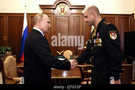 Mosca, Russia. 09th maggio 2022. Il presidente russo Vladimir Putin ha un incontro faccia a faccia con Artem Zhoga, padre di Vladimir Zhoga, comandante del battaglione Sparta, ucciso a Donbass, a destra, al Cremlino, il 9 maggio 2022 a Mosca, Russia. Putin ha consegnato a suo figlio, postumo, la Stella dell'Eroe di Russia. Credit: Mikhail Metzel/Kremlin Pool/Alamy Live News Foto Stock