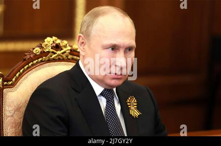 Mosca, Russia. 09th maggio 2022. Il presidente russo Vladimir Putin ha un incontro faccia a faccia con Artem Zhoga, padre di Vladimir Zhoga, comandante del battaglione Sparta, ucciso a Donbass, a destra, al Cremlino, il 9 maggio 2022 a Mosca, Russia. Putin ha consegnato a suo figlio, postumo, la Stella dell'Eroe di Russia. Credit: Mikhail Metzel/Kremlin Pool/Alamy Live News Foto Stock