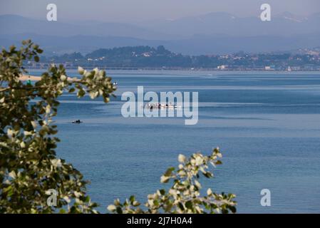 Una tradizionale trainera cantabrica corsa barca a remi di addestramento nella baia di Santander Cantabria Spagna in una soleggiata primavera mattina Foto Stock