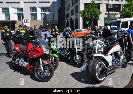 Berlino, Germania. 09th maggio 2022. I motociclisti russi sulla sua moto arrivano per commemorare l'anniversario della capitolazione dei nazisti alle truppe sovietiche nella seconda guerra mondiale – Giornata della Vittoria in Russia di fronte alla porta di Brandeburgo a Berlino, Germania, 9 maggio 2022. Credit: Ales Zapotocky/CTK Photo/Alamy Live News Foto Stock