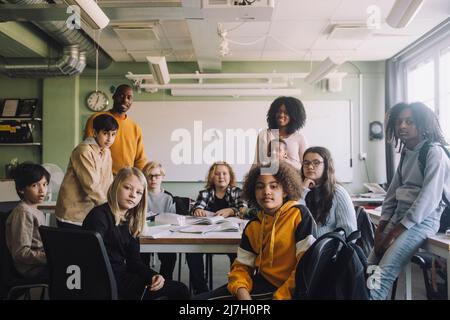 Ritratto di diversi studenti con insegnanti in classe a scuola Foto Stock