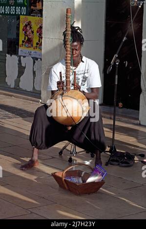 Ibrahima CISSOKHO Senegalese GRIOT giocando Kora Foto Stock