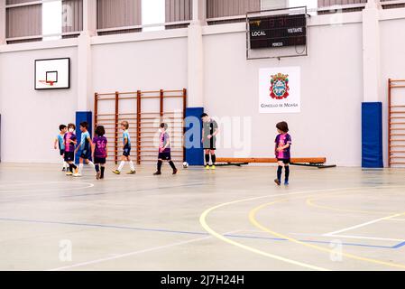 Moaña, Pontevedra, spagna, 07 maggio 2022. futsal partita della lega regionale per bambini nel padiglione di Domaio. Foto Stock