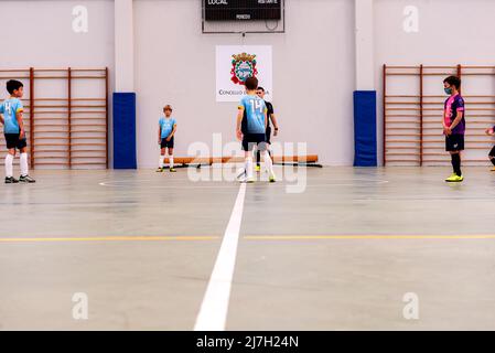 Moaña, Pontevedra, spagna, 07 maggio 2022. futsal partita della lega regionale per bambini nel padiglione di Domaio. Foto Stock