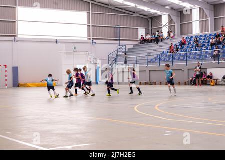 Moaña, Pontevedra, spagna, 07 maggio 2022. futsal partita della lega regionale per bambini nel padiglione di Domaio. Foto Stock