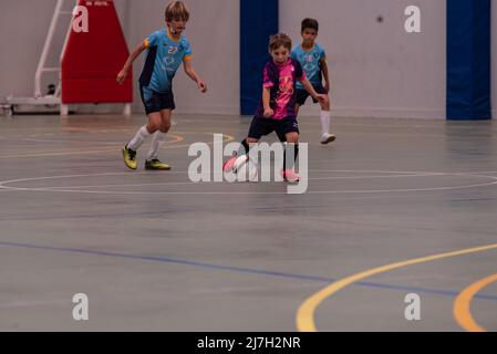 Moaña, Pontevedra, spagna, 07 maggio 2022. futsal partita della lega regionale per bambini nel padiglione di Domaio. Foto Stock