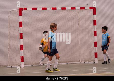 Moaña, Pontevedra, spagna, 07 maggio 2022. futsal partita della lega regionale per bambini nel padiglione di Domaio. Foto Stock