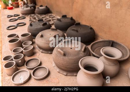 Pentole di argilla che asciugano al sole in un laboratorio artigianale a la Paz Centro, Nicaragua. Concetto di viaggio, cultura ed economia nei paesi poveri Foto Stock