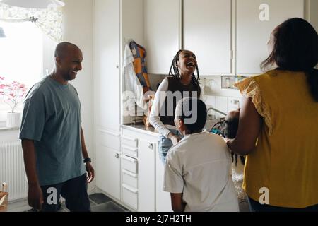 Famiglia allegra divertirsi in cucina a casa Foto Stock