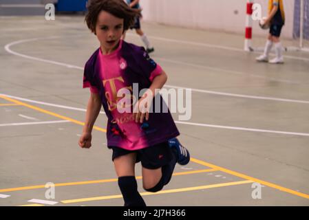 Moaña, Pontevedra, spagna, 07 maggio 2022. futsal partita della lega regionale per bambini nel padiglione di Domaio. Foto Stock